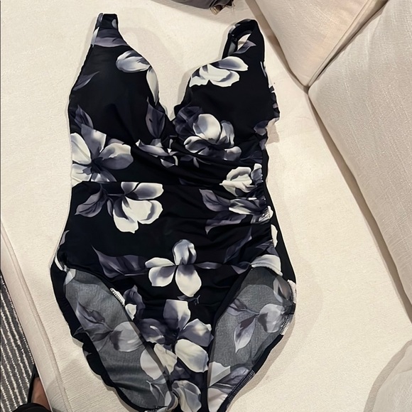 Miraclesuit Black and White floral One Piece Swimwear size 16 - Picture 1 of 10